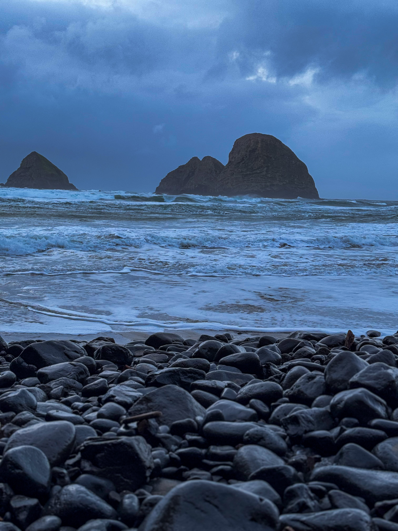 Rocky shoreline and sea stacks at Tunnel Beach along the Oregon Coast under cloudy skies.

